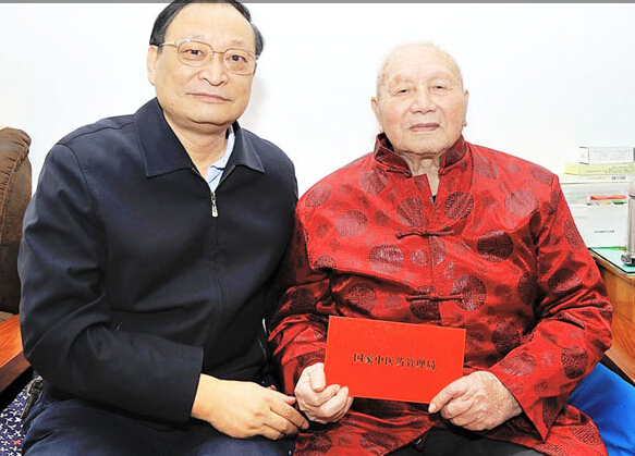 王國強看望中國中醫(yī)科學院離休干部老紅軍陳陽和