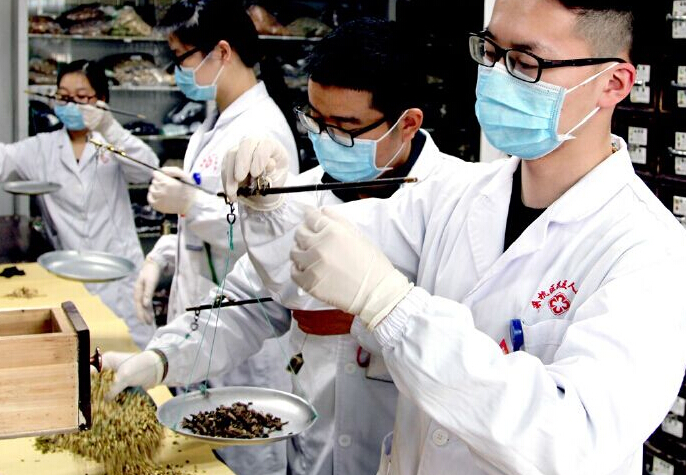 藥劑科中藥師們正在運用戥子進行中藥調劑比賽