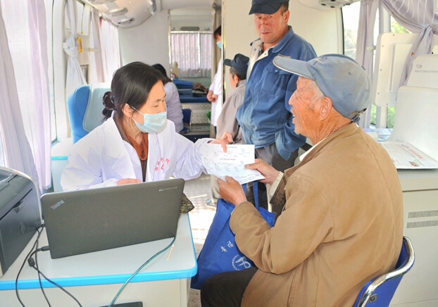 密云區(qū)中醫(yī)流動(dòng)醫(yī)院到車道峪村委會(huì)巡診