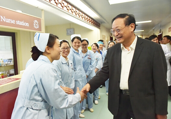 王國(guó)強(qiáng)調(diào)研江西省中醫(yī)院，向正在值班的護(hù)理人員致以節(jié)日的問(wèn)候
