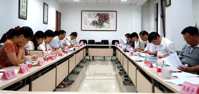 王國強(qiáng)在報(bào)社新媒體部了解新媒體建設(shè)情況。