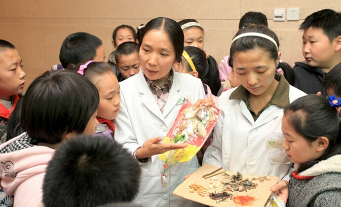 新疆維吾爾自治區(qū)向來注重在中小學(xué)校傳播中醫(yī)藥、民族醫(yī)藥文化知識(shí)