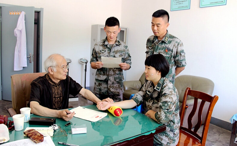 弘醫(yī)堂醫(yī)療集團(tuán)組織中醫(yī)專(zhuān)家赴雷鋒生前所在團(tuán)開(kāi)展義診