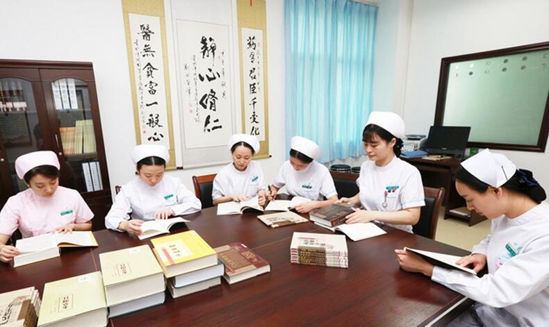 襄陽市中醫(yī)醫(yī)院青年護士自發(fā)組織開展“學經(jīng)典，讀古籍”活動