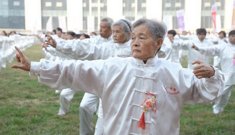 河北省石家莊市千人八段錦展演暨挑戰(zhàn)賽開賽