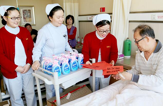 天津中醫(yī)藥大學武清中醫(yī)院在病房里組織別開生面的“燈謎會”