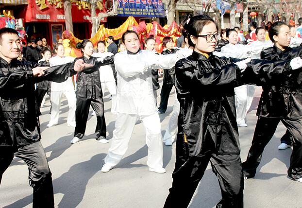 甘肅省慶城縣衛(wèi)生計(jì)生系統(tǒng)帶頭做岐黃養(yǎng)生操，并推廣普及