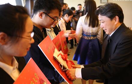 南京中醫(yī)藥大學舉辦“綠公益”助學金捐贈儀式