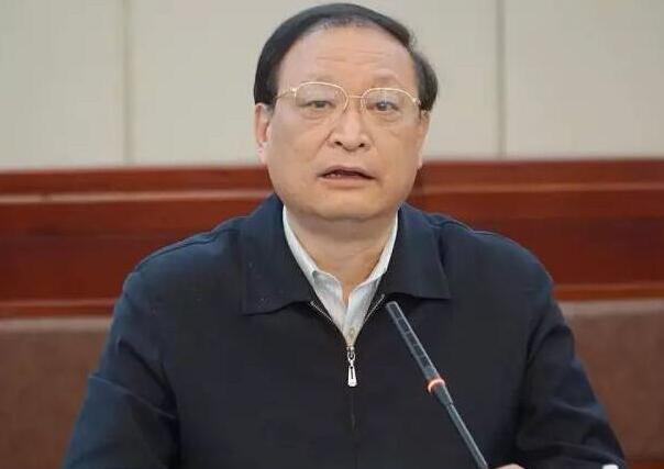  抓住配套制度出臺的時間節(jié)點，確保中醫(yī)診所備案管理、中醫(yī)醫(yī)術(shù)確有專長人員分類考核、經(jīng)典名方注冊、醫(yī)療機(jī)構(gòu)中藥飲片炮制及制劑備案管理、中醫(yī)養(yǎng)生保健規(guī)范等重大創(chuàng)新制度如期出臺。 《中華人民共和國中醫(yī)藥法》將于7月1日正式實施。4月27日，國家中醫(yī)藥管理局組織召開黨組理論學(xué)習(xí)中心組（擴(kuò)大）2017年第三次集體學(xué)習(xí)會議，旨在通過學(xué)習(xí)培訓(xùn)，全面準(zhǔn)確了解、把握中醫(yī)藥法精神實質(zhì)和基本內(nèi)容，推動中醫(yī)藥法的宣傳貫徹執(zhí)行。國家衛(wèi)生計生委副主任，國家中醫(yī)藥管理局黨組書記、局長王國強(qiáng)主持會議并強(qiáng)調(diào)，精準(zhǔn)把握中醫(yī)藥法的制度創(chuàng)新，抓緊抓好配套制度建設(shè)，確保中醫(yī)診所備案管理等重大創(chuàng)新制度如期出臺。 1.jpg 2.jpg 王國強(qiáng)表示，要充分認(rèn)識中醫(yī)藥法的重大意義和深刻內(nèi)涵，牢牢把握中醫(yī)藥法在推動中醫(yī)藥振興發(fā)展中的基礎(chǔ)性和全局性的作用，把實施好這部法律及配套制度作為貫徹落實依法治國基本方略，依法推動中醫(yī)藥發(fā)展、推進(jìn)健康中國建設(shè)的重要抓手，認(rèn)真學(xué)習(xí)、廣泛宣傳。 王國強(qiáng)強(qiáng)調(diào)： 全面準(zhǔn)確把握中醫(yī)藥法的精神實質(zhì)和重要內(nèi)容 一要深刻領(lǐng)會中醫(yī)藥法的立法背景、立法宗旨和基本原則，準(zhǔn)確把握中醫(yī)藥法保護(hù)、扶持和促進(jìn)中醫(yī)藥事業(yè)發(fā)展的精神實質(zhì)。 二要全面深入學(xué)習(xí)理解中醫(yī)藥法的基本內(nèi)容，熟練掌握法律條款，使中醫(yī)藥法所有規(guī)定都能得到正確理解、嚴(yán)格執(zhí)行。 三要精準(zhǔn)把握中醫(yī)藥法的創(chuàng)新制度。中醫(yī)藥法在中醫(yī)診所、中醫(yī)醫(yī)師準(zhǔn)入、中藥管理等多個方面對現(xiàn)有的管理制度進(jìn)行改革創(chuàng)新。要深刻認(rèn)識這一系列創(chuàng)新規(guī)定對中醫(yī)藥改革發(fā)展的引領(lǐng)和推動作用，積極轉(zhuǎn)變管理理念，著力推動制度創(chuàng)新，出臺配套管理措施，使法律規(guī)定切實得到貫徹落實。 王國強(qiáng)指出，把中醫(yī)藥法學(xué)習(xí)宣傳和貫徹落實好，是當(dāng)前和今后一個時期中醫(yī)藥工作的重要任務(wù)，要當(dāng)作頭等大事來抓。各部門各單位要按照局里的統(tǒng)一方案部署，圍繞7月1日這個時間節(jié)點，加強(qiáng)組織協(xié)調(diào)，抓住重點，積極整體推進(jìn)。 要廣泛深入開展學(xué)習(xí)宣傳。認(rèn)真抓好中醫(yī)藥法及配套制度的學(xué)習(xí)培訓(xùn)及宣傳普及工作，為法律的順利實施打牢思想基礎(chǔ)，營造良好氛圍。 要抓緊抓好配套制度建設(shè) 配套制度建設(shè)是推動中醫(yī)藥法有效實施的重要保障，抓好配套制度的制定是當(dāng)前工作的重中之重。 一要抓住配套制度出臺的時間節(jié)點，確保中醫(yī)診所備案管理、中醫(yī)醫(yī)術(shù)確有專長人員分類考核、經(jīng)典名方注冊、醫(yī)療機(jī)構(gòu)中藥飲片炮制及制劑備案管理、中醫(yī)養(yǎng)生保健規(guī)范等重大創(chuàng)新制度如期出臺。 二要抓好配套制度的起草質(zhì)量，確保配套制度的合理性、實用性和可操作性。 三要加強(qiáng)溝通協(xié)調(diào)，與相關(guān)部門在配套制度重點環(huán)節(jié)和關(guān)鍵問題上最大程度形成共識。 四要做好與相關(guān)法律法規(guī)的銜接，依據(jù)中醫(yī)藥法及配套制度，全面清理相關(guān)的法規(guī)、規(guī)章和規(guī)范性文件，進(jìn)行必要的立、改、廢、釋。 五要加強(qiáng)對各地中醫(yī)藥立法工作的指導(dǎo)，推動各地盡快制定或修訂地方性法規(guī)。 要認(rèn)真抓好法律的貫徹執(zhí)行。適應(yīng)依法治理、依法行政、依法興業(yè)新形勢的要求，做到有法必依、執(zhí)法必嚴(yán)、違法必究。正確研判中醫(yī)藥法及配套制度實施后中醫(yī)藥監(jiān)督工作面臨的新形勢，提前謀劃安排，積極做好應(yīng)對。 國家中醫(yī)藥管理局黨組成員、副局長馬建中、王志勇出席會議。全國人大常委會法工委行政法室副主任黃薇專題授課，講解中醫(yī)藥法的立法背景、過程、總體思路、主要內(nèi)容和執(zhí)法注意事項。局人事教育司、政策法規(guī)與監(jiān)督司、醫(yī)政司、科技司及中國中醫(yī)藥報社主要負(fù)責(zé)同志交流發(fā)言。