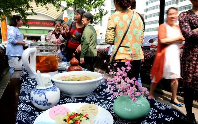 藥食同源 天使有愛(ài)——湖州市中醫(yī)院舉行迎護(hù)士節(jié)天使送藥膳活動(dòng)