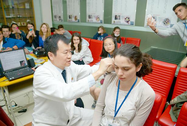 法國圣馬克中學(xué)和圣約瑟中學(xué)的28名師生到訪廣東省佛山市中醫(yī)院參觀