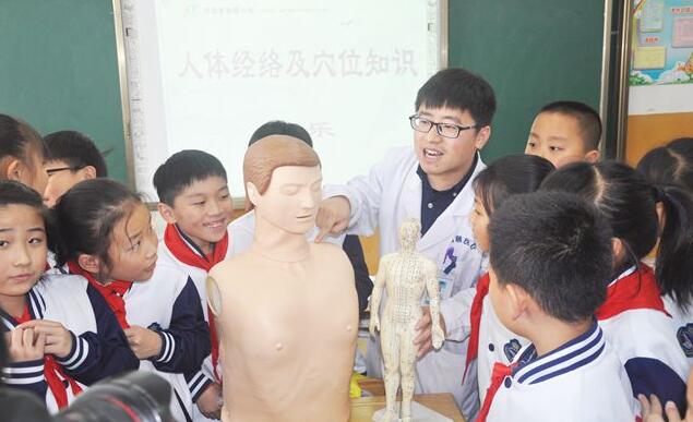 青島市海慈醫(yī)療集團與青島市普集路小學(xué)共建的“中醫(yī)健康教育基地校園科普站”揭牌