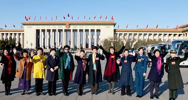 出席全國(guó)政協(xié)會(huì)議的醫(yī)衛(wèi)界部分女委員，在人民大會(huì)堂前向全國(guó)女同胞致以節(jié)日的問候