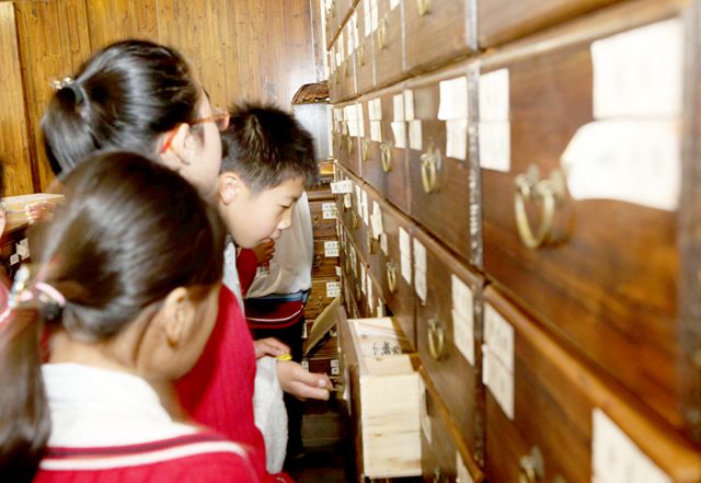 江西省南昌市城北學(xué)校小學(xué)生來(lái)到江西中醫(yī)藥大學(xué)進(jìn)行游學(xué)活動(dòng)
