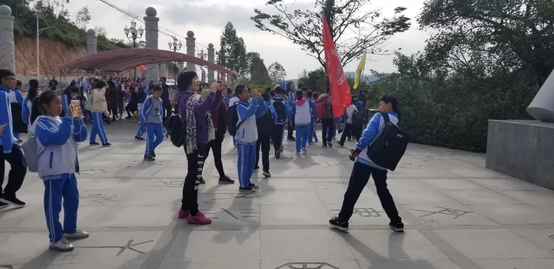 上午10：30 神中同學(xué)們到達(dá)國(guó)醫(yī)園入口