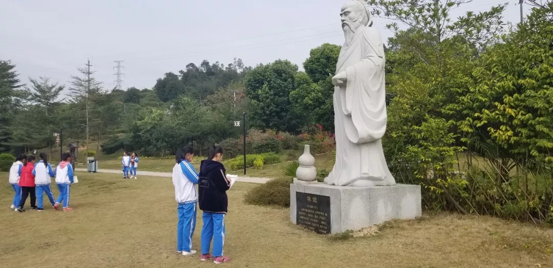隊(duì)伍整修后，同學(xué)們開(kāi)始自由參觀園區(qū)，并拿出研修手冊(cè)對(duì)感興趣的中醫(yī)藥文化知識(shí)行實(shí)踐或?qū)W習(xí)