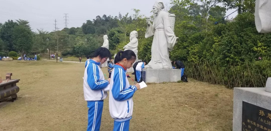 隊(duì)伍整修后，同學(xué)們開(kāi)始自由參觀園區(qū)，并拿出研修手冊(cè)對(duì)感興趣的中醫(yī)藥文化知識(shí)行實(shí)踐或?qū)W習(xí)