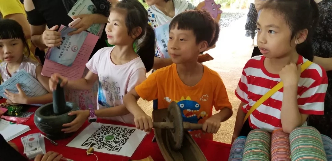 小朋友們認(rèn)識中醫(yī)用具，體驗養(yǎng)生香囊的制作 