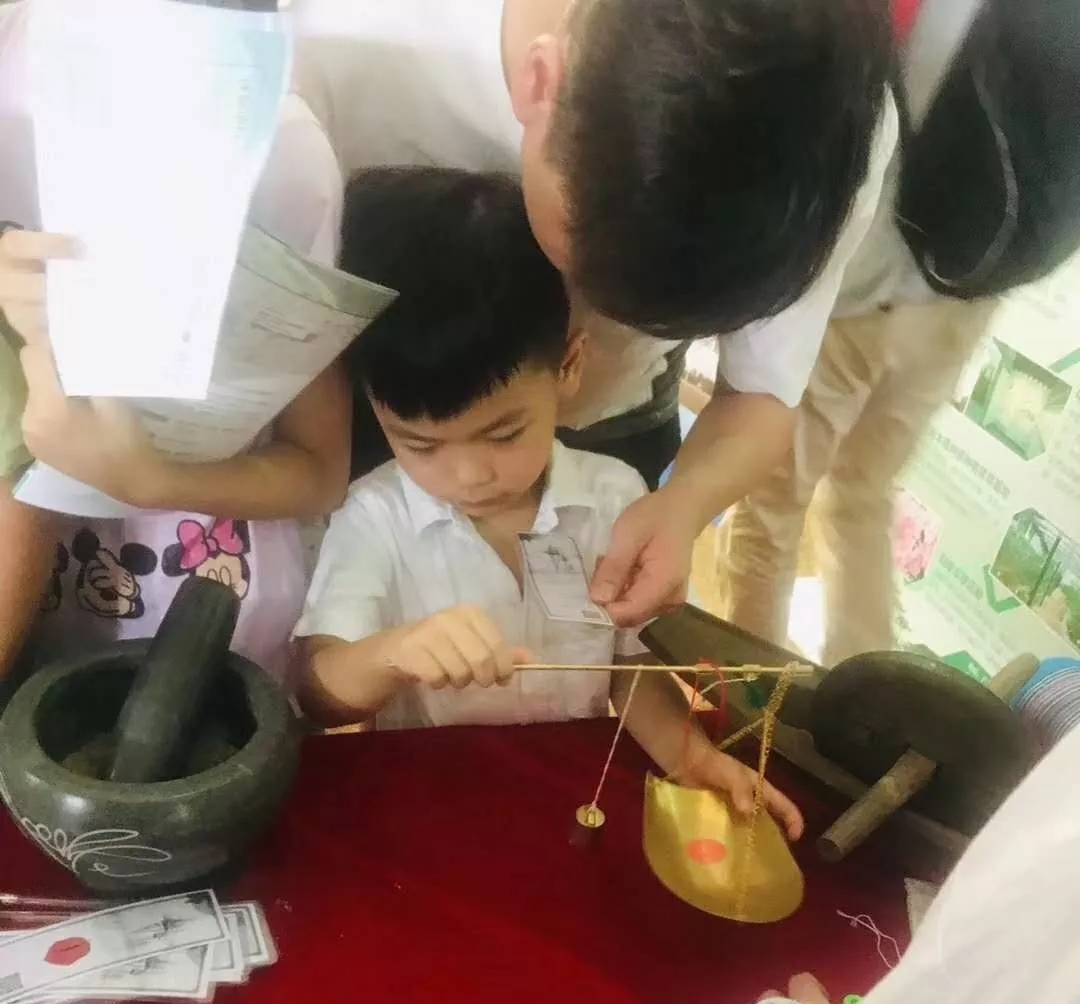 小朋友們認(rèn)識中醫(yī)用具，體驗養(yǎng)生香囊的制作 