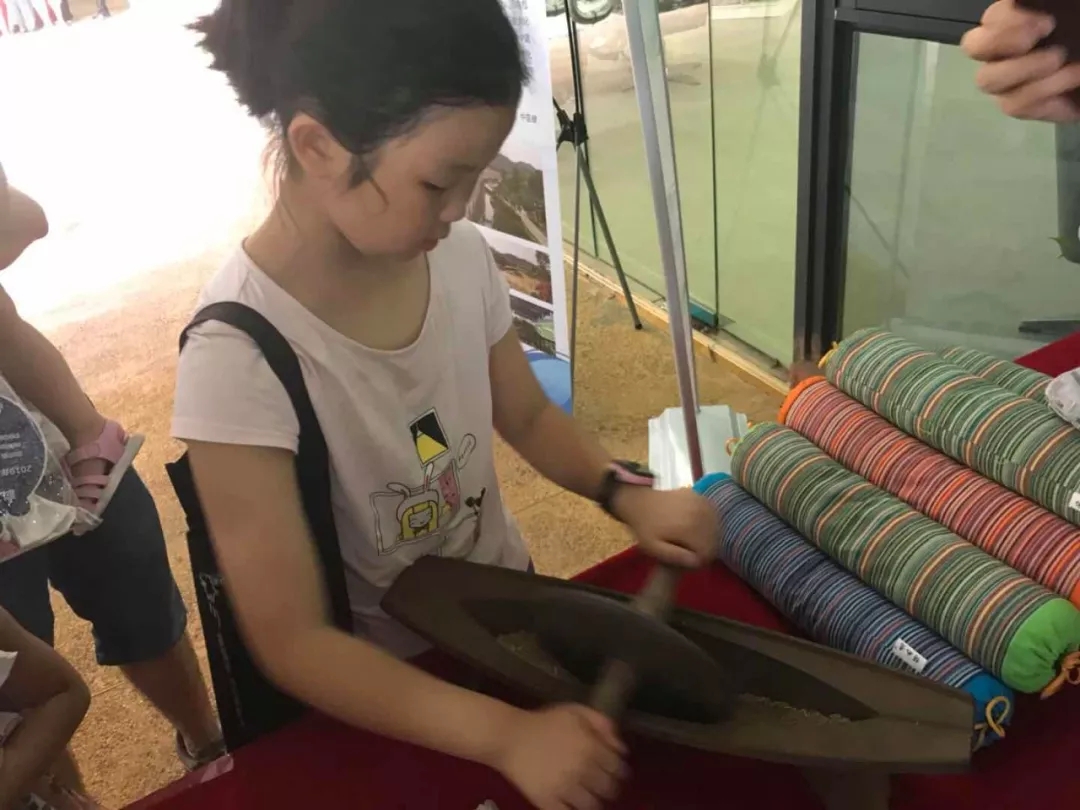 小朋友們認(rèn)識中醫(yī)用具，體驗養(yǎng)生香囊的制作 