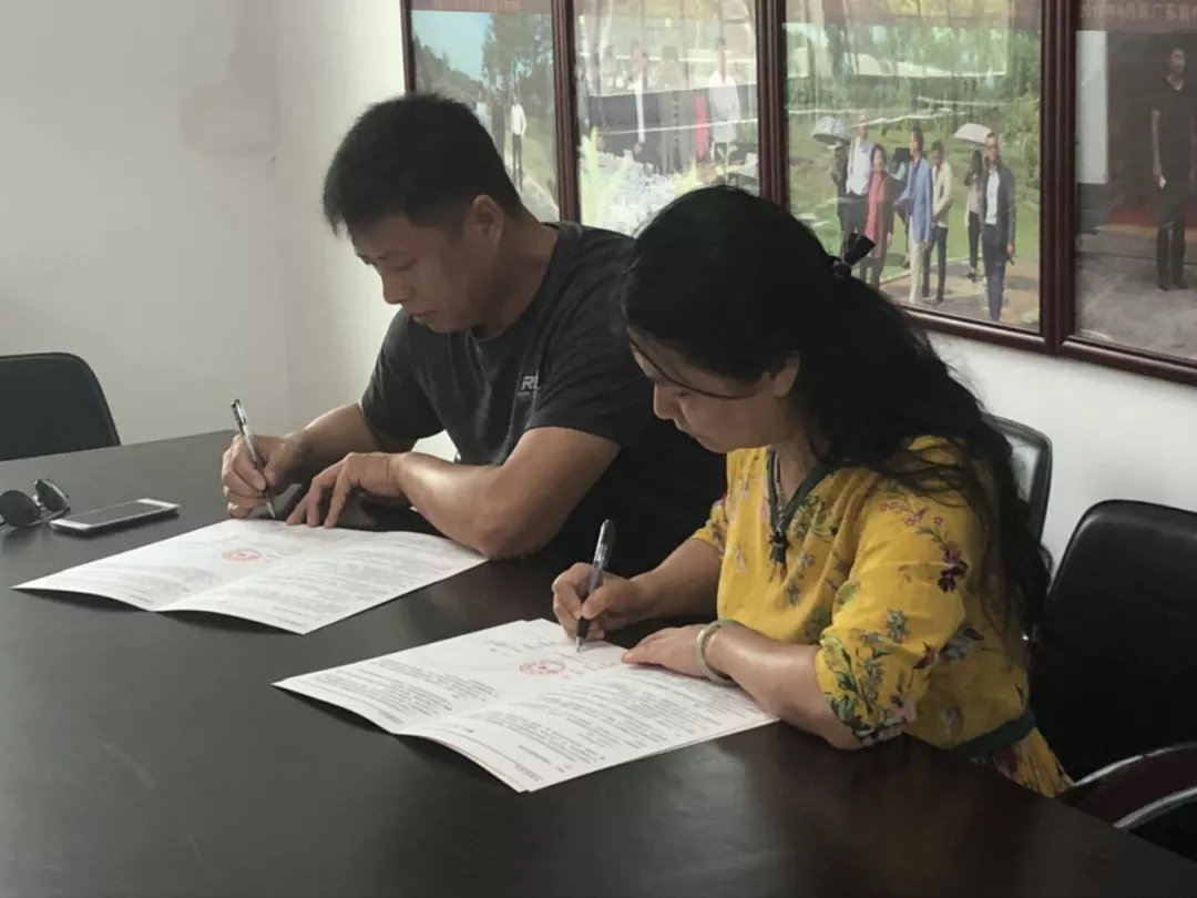 陳書記現(xiàn)場為我園授牌