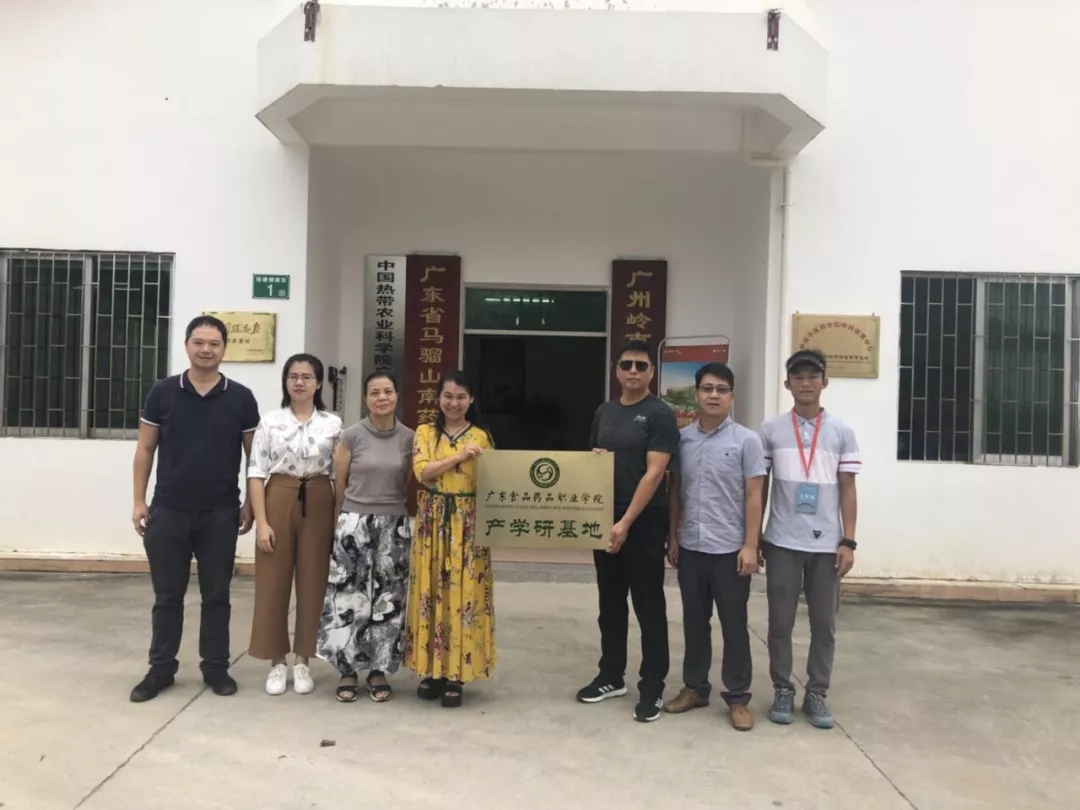 陳書記現(xiàn)場為我園授牌