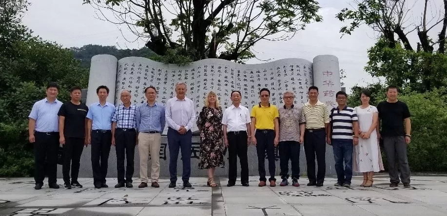 （圖為活動當(dāng)天唐祖宣國醫(yī)大師、李少勤董事長和嘉賓們參觀博覽園后合影）