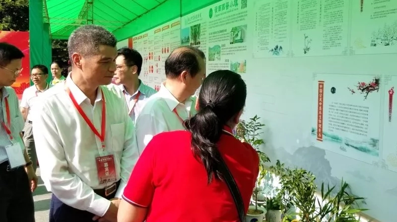 廣東省衛(wèi)生計生委副主任、廣東省中醫(yī)藥局局長徐慶鋒等領(lǐng)導(dǎo)參觀各展區(qū)