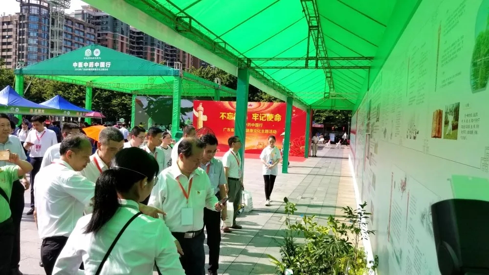 廣東省衛(wèi)生計生委副主任、廣東省中醫(yī)藥局局長徐慶鋒等領(lǐng)導(dǎo)參觀各展區(qū)
