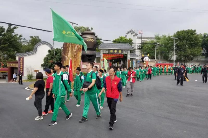 流溪中學高一年級組到嶺南中醫(yī)藥文化博覽園開展徒步研學活動