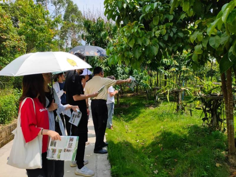 團(tuán)隊(duì)參觀(guān)百草園
