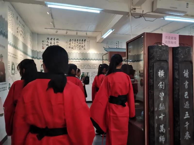 團(tuán)隊(duì)參觀(guān)嶺南中醫(yī)藥文化博物館