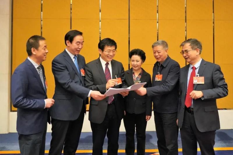 于文明(左三)等部分中醫(yī)藥界委員熱議政府工作報(bào)告。朱夜明攝