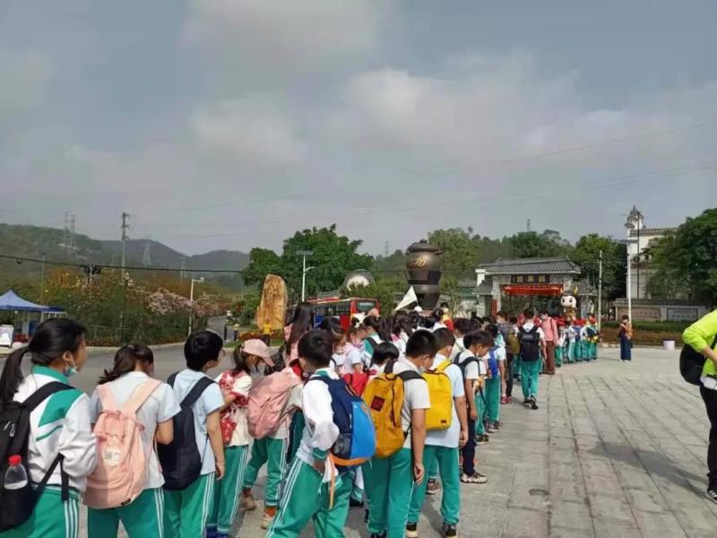 上午9:30，學(xué)生陸續(xù)到達(dá)