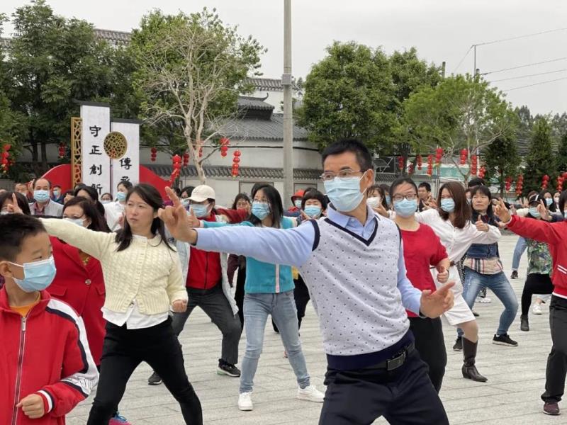 老師習(xí)練起健身體操“八段錦”