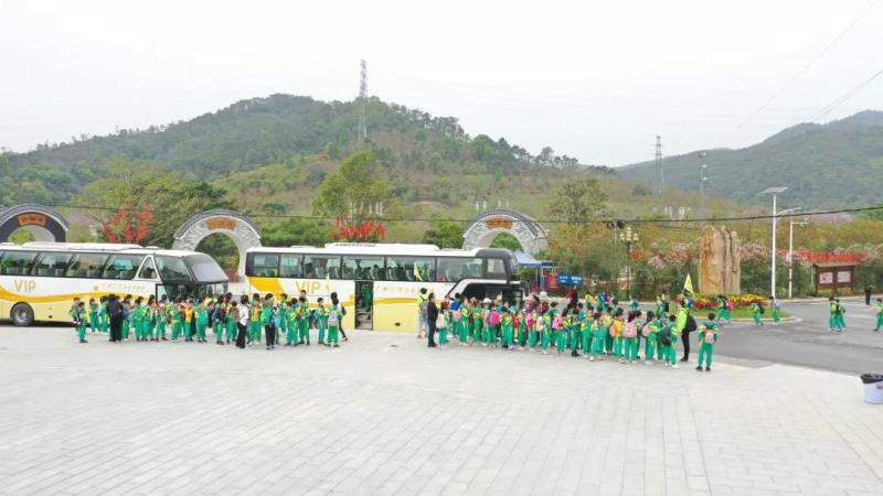 上午10:00，學(xué)生陸續(xù)到達(dá)