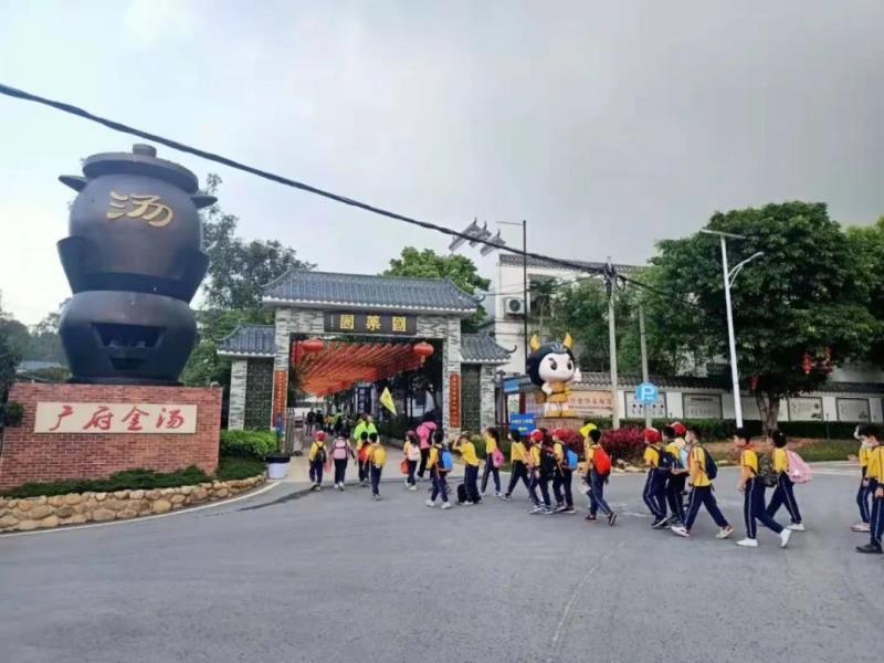 上午10:00，學(xué)生陸續(xù)到達(dá)